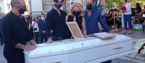 Si sono svolti questo pomeriggio i funerali di Simona Cavallaro, la 20enne sbranata da un branco di cani in una pineta.