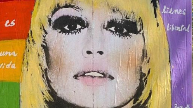 Raffaella Carrà, vandalizzato il murale a Barcellona con frasi omofobe.