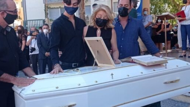 Si sono svolti questo pomeriggio i funerali di Simona Cavallaro, la 20enne sbranata da un branco di cani in una pineta.