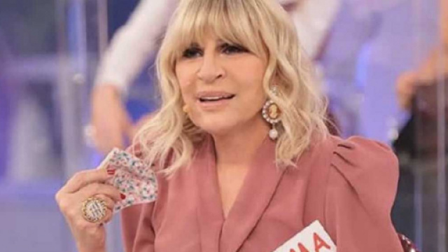 U&D, Gemma Galgani sfoggia un seno più grande, critiche: 'Ridicola, ritocchi il cervello'.