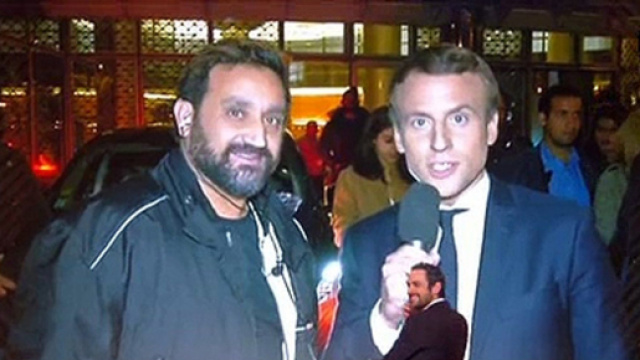 Emmanuel Macron grimé par Michel-Ange Flori et le présentateur de TPMP Cyril Hanouna. Source : Capture d’écran C8.