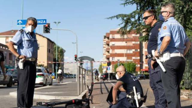 Milano, 13enne prova il monopattino elettrico dell'amico: cade e perde la vita.