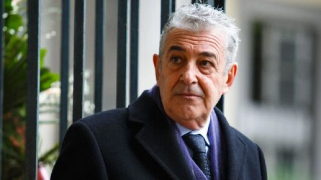 Un posto al sole, anticipazioni al 10/9: l'omissione di Renato insospettisce la polizia.