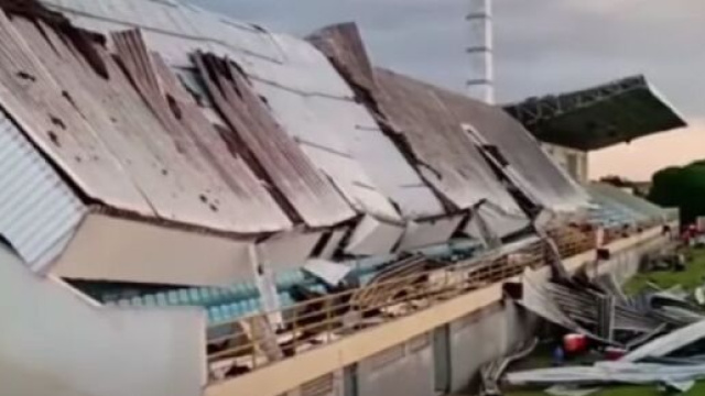 Une tribune s'écroule en plein match de football au Brésil (Source : capture Youtube)