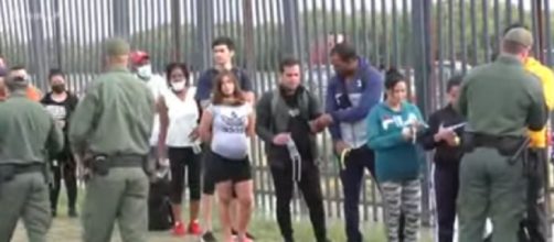 Over 1,000 migrants per day illegally crossing border, officials say (Image source: Kens 5/YouTube)