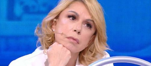 Amici, Anna Pettinelli si sfoga dopo le voci d'addio: 'Non credete a tutto come i somari'.