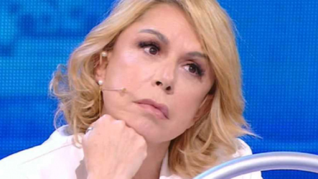 Amici, Anna Pettinelli si sfoga dopo le voci d'addio: 'Non credete a tutto come i somari'.