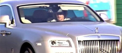 Antoine Griezmann au volant de sa Rolls Royce - Source : capture d'écran, Youtube