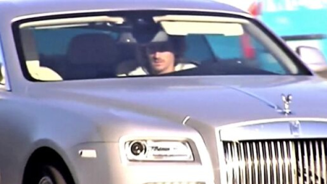 Antoine Griezmann au volant de sa Rolls Royce - Source : capture d'écran, Youtube