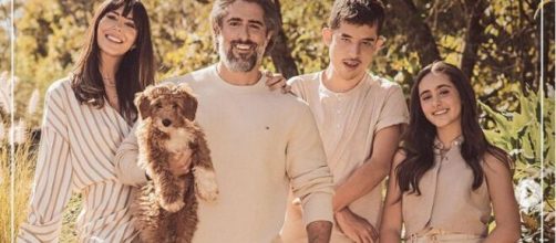 Marcos Mion posa com a família para capa de revista (Reprodução/Instagram/@marcosmion)