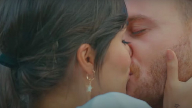 Sen Çal Kapımı, anticipazioni puntata 48 dell'11 agosto: Deniz vuole passare la notte con Serkan Bolat.