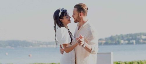 Sen Çal Kapımı episodio 49, anticipazioni: Eda annuncia a Serkan di essere incinta.