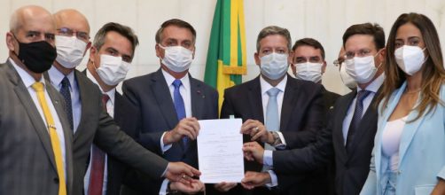 Bolsonaro entrega ao presidente da Câmara, Arthur Lira (PP-AL), a medida provisória do novo Bolsa Família (Marcos Corrêa/PR)