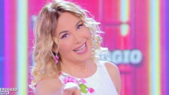 Barbara d'Urso sulle scelte Mediaset: 'Sorrido, lascio che parlino e mi godo l'estate'.
