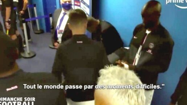 L'échange avec les micros entre Wijnaldum et Mbappé (Source : capture Youtube)