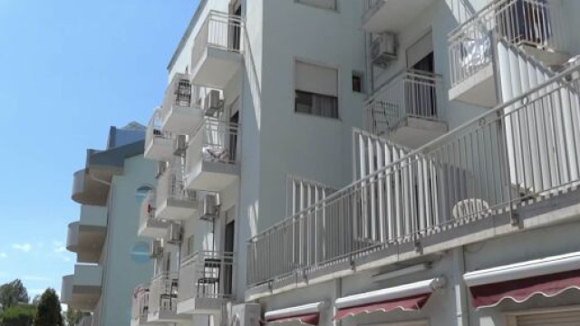 Riccione, 18enne precipitata dal balcone, il fidanzato: '&Egrave; andata in panico per una canna'