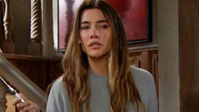 Steffy minaccia la famiglia con un coltello.