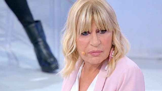 Uomini e Donne: Gemma ringiovanita dopo l'estate? Voci di intervento al naso per la dama.