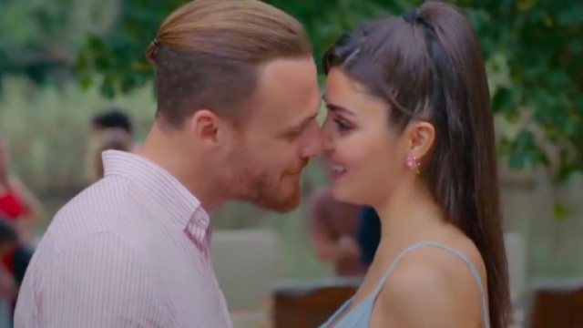 Sen &Ccedil;al Kapımı, trame 2&ordf; stagione: Eda rischia di perdere il bimbo cadendo da una scala.