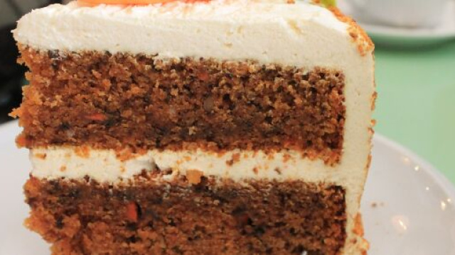 Torta di carote e noci, un dessert fresco e delicato.