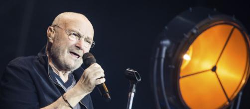 Phil Collins ha problemi di salute e non riesce più a suonare la batteria.