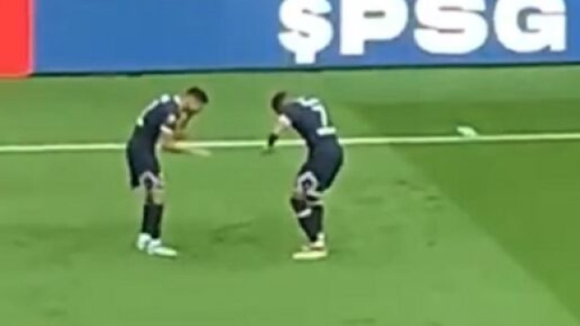 La célébration Hakimi-Mbappé régale les fans (capture YouTube)