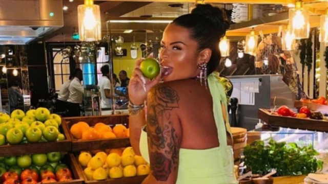 "Probl&egrave;mes psychologiques", "sosie de L&eacute;ana", les internautes se d&eacute;cha&icirc;nent sur Sarah Fraisou apr&egrave;s sa derni&egrave;re chirurgie esth&eacute;tique.