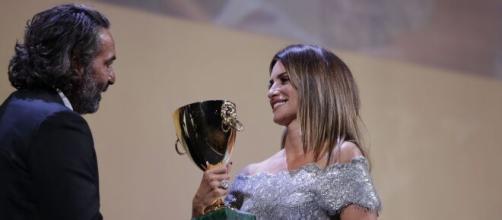 Penélope Cruz recibe su premio en la clausura del 78° 'Mostra Internacional de Cine de Venecia'. (Vía: @la_Biennale)