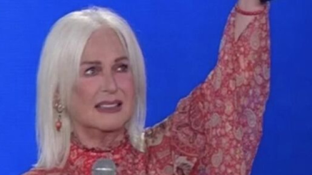 Loretta Goggi costretta a chiudere i social dopo gli insulti.