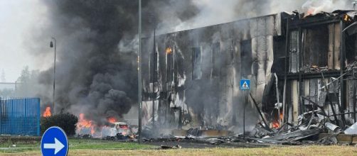 Palazzina in ristrutturazione, cade aereo: 8 morti.