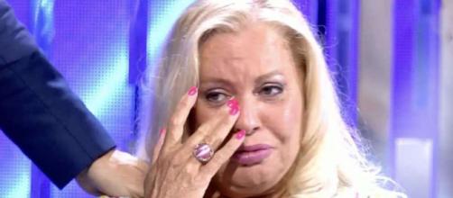 Bárbara Rey llora desconsolada en el momento de conocer el secreto de su hija (Telecinco)