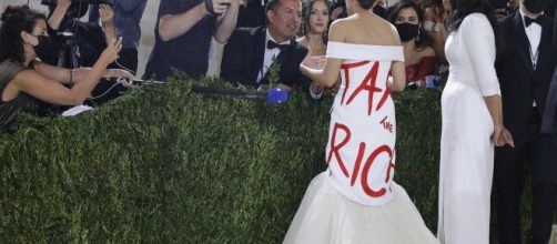 Alexandria Ocasio-Cortez al Met Gala 2021 con l'abito manifesto.