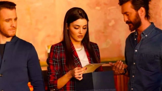 Love is in the air, anticipazioni turche: Serkan delude Selin, lei bacia Deniz.