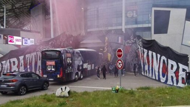 Le bus de l’OL a été tagué par des supporters des Rangers (capture YouTube)