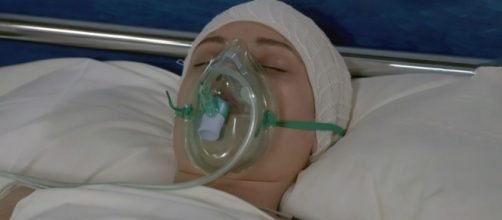Un posto al sole, Susanna Picardi (Agnese Lorenzini), in coma, nel letto d'ospedale.