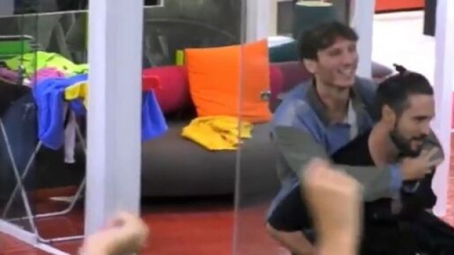 GF Vip, Alex fa ballare Bortuzzo.