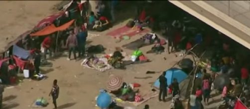 Thousands of migrants converge under Texas bridge, posing new challenge for Biden (Image source: France 24 English/YouTube)
