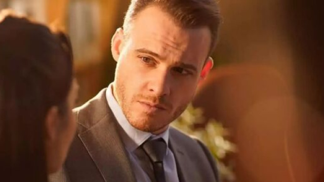 5 curiosit&agrave; su Kerem Bursin: ha 34 anni.