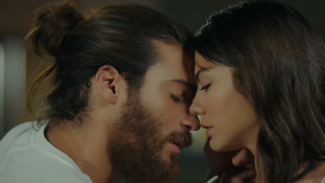 Can Yaman e Demet Ozdemir, indiscrezione di Rosica: 'Si scambiano reazioni su Instagram'.