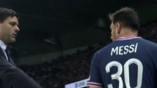 Leo Messi pas content de sortir face à Lyon. (crédit Twitter)
