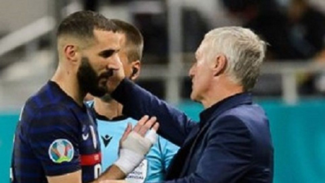 Karim Benzema à fond derrière Didier Deschamps (capture YouTube)