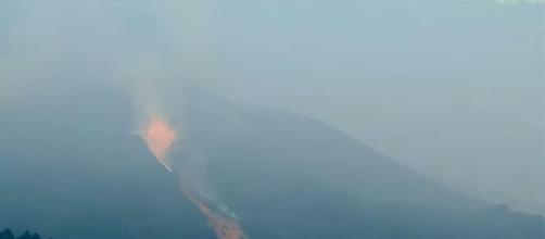 Una columna de humo se observa en La Palma desde el volcán de Cumbre Vieja (RTVE)