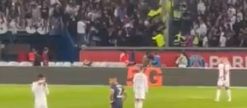 Une bagarre a éclaté en tribunes entre supporters parisiens et lyonnais (capture YouTube)