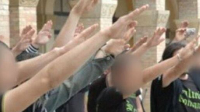 Esponenti di estrema destra fanno il saluto romano.