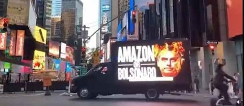 Caminhão com críticas a Bolsonaro estacionado em centro comercial de Nova York (Arquivo Blasting News)
