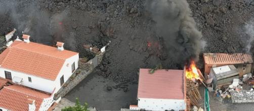 El avance de la lava sobre las poblaciones y el riesgo de las emanaciones gaseosas del volcán canario. (Twitter @BomberosTf)