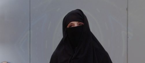 GF Vip, Jo Squillo indossa il niqab, Jeda sbotta: 'Incoerente nel tuo perbenismo'.