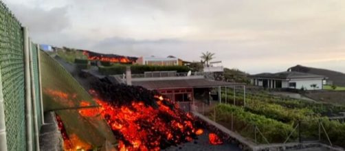 La lengua de lava sigue avanzando en La Palma tras la ocurrencia de un terremoto de 4,2 (RTVE Noticias)