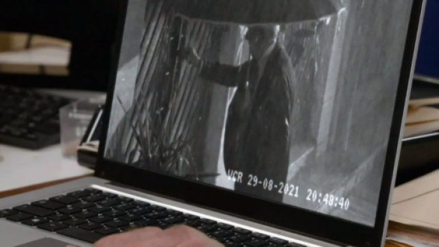 Un posto al sole, le telecamere di sorveglianza riprendono Renato Poggi (Marzio Honorato).