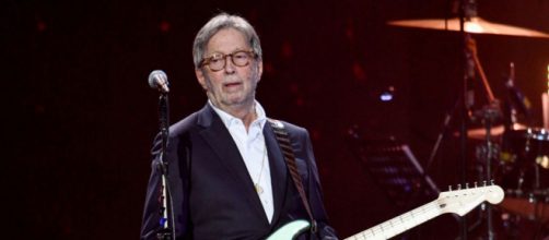 Eric Clapton tornerà in concerto e suonerà in location che prevedono il Green Pass